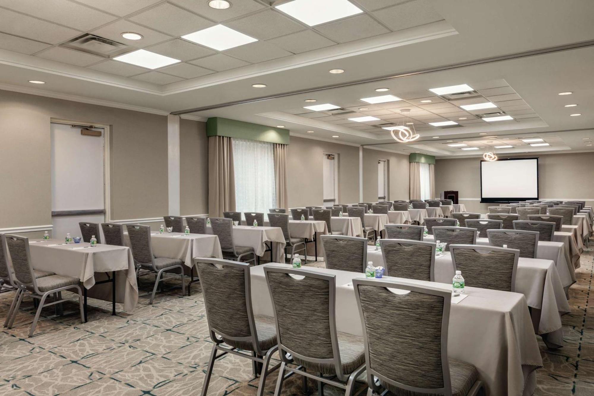 Hilton Garden Inn Bridgewater Bagian luar foto
