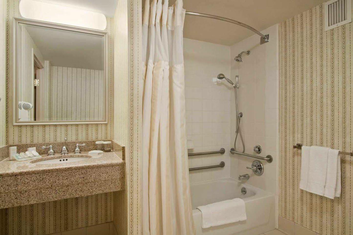 Hilton Garden Inn Bridgewater Bagian luar foto